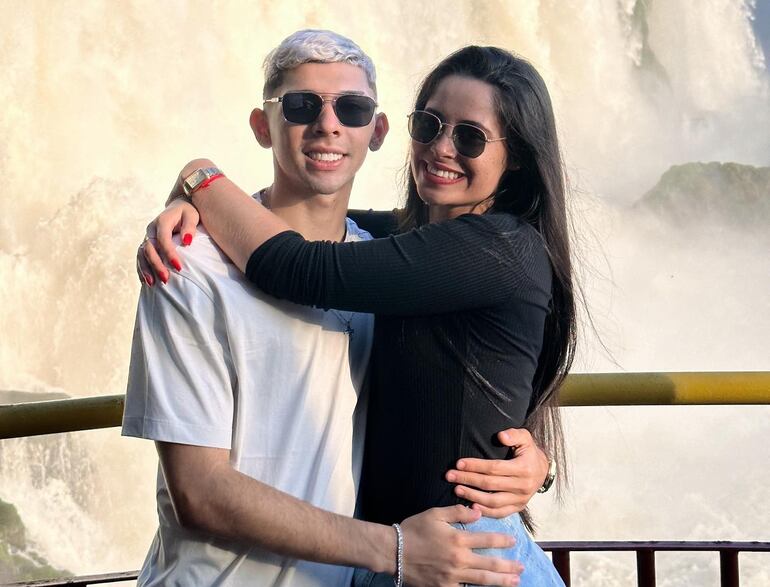 ¡Linda parejita! Julio Enciso y Cinthia Rotela disfrutaron de un finde a puro amor en las Cataratas del Yguazú.