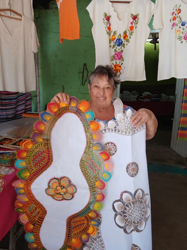 Doña Francisca desde hace mas de 40 años se dedica a la artesanía en ñanduti y los ofrece en la Playa la Rotonda.