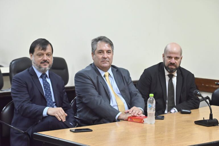 Edgar Melgarejo Ginard, flanqueado por los abogados Claudio Lovera y Álvaro Arias, en una audiencia en tribunales.