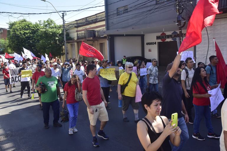 Estudiantes y trabajadores de sectores sociales acompañaron la protesta hasta el Ministerio del Trabajo.