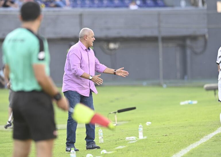 El paraguayo Francisco Arce, entrenador de Olimpia, ene le partido contra Guaraní por la quinta fecha del torneo Clausura 2023 del fútbol paraguayo en el estadio Defensores del Chaco, en Asunción.