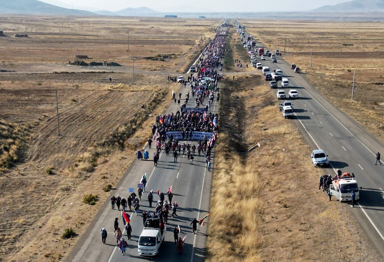 En esta vista aérea, partidarios del expresidente boliviano (2006-2019) Evo Morales Ayma participan en la llamada Marcha para Salvar a Bolivia -contra su antiguo aliado, el líder izquierdista Luis Arce- en Ayo Ayo, Bolivia. La Cancillería de Bolivia informó este domingo que envió cartas a tres organismos internacionales para denunciar “actos de desestabilización” por parte del expresidente Evo Morales (2006-2019) y sus seguidores que se movilizan rumbo a La Paz para exigir su habilitación como candidato para las elecciones de 2025.