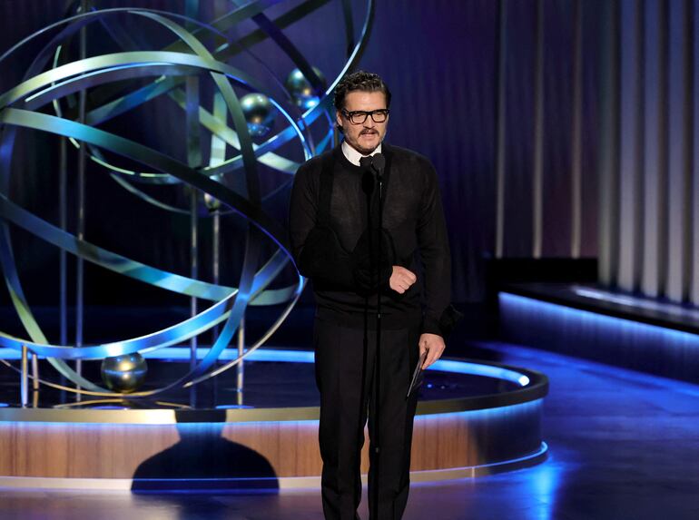 Pedro Pascal en la edición número 75 de los Premios Emmy, en el Peacock Theater de Los Ángeles, California.