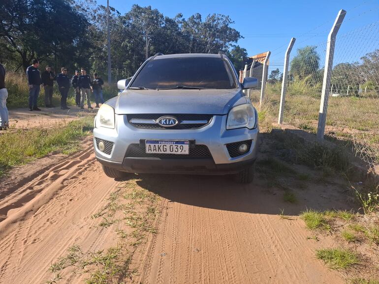 Una camioneta kia sportage de color plateado fue encontrada en un camino vecinal de la compañia Pedrozo.