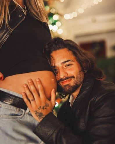 Maluma posa feliz junto a la pancita donde crece su primera hija que se llamará Paris.