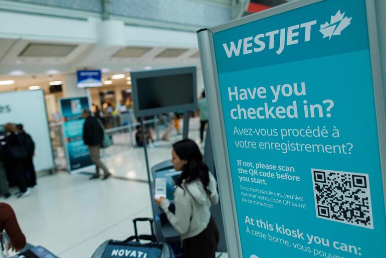 La señalización de Westjet se ve en el aeropuerto internacional Toronto Pearson. Usuarios y empresas de diferentes industrias esenciales alrededor del mundo, incluyendo la bancaria, aeronáutica, medios de comunicación y el sector salud, se recuperan este sábado del “mayor apagón informático” de la historia, luego de una falla en el sistema Microsoft Windows provocada por una actualización de la empresa CrowdStrike.