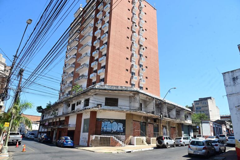 El Edificio Excelsior fue adquirido sin título de propiedad y según un informe técnico, las bases del local no eran seguras para su ocupación como viviendas u oficinas. En junio pasado, un estudio determinó que el inmueble ya perdió la mitad de su valor.