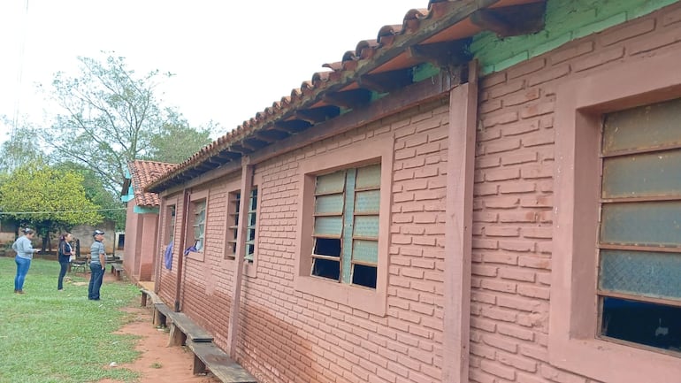 Con improvisaciones, padres y docentes del colegio logran evitar la caída del techo y siguen aguardando respuestas de las autoridades