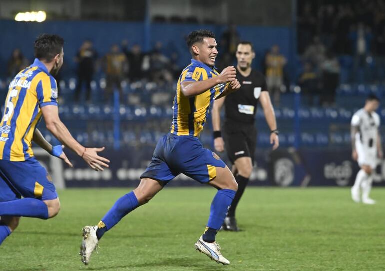 Adrián Brizuela en pleno festejo del segundo gol de Luqueño ante Tacuary