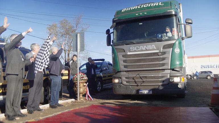 Uno de los 40 camiones que partió rumbo a Río Grande Do Sul con ayuda humanitaria del Gobierno paraguayo. (gentileza).