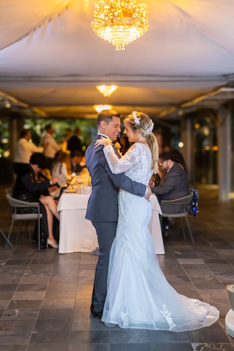 Una imagen llena de amor. Alejandra Alonso y Giovanni Re, bailando enamorados el día de su boda en Italia. (Gentileza)