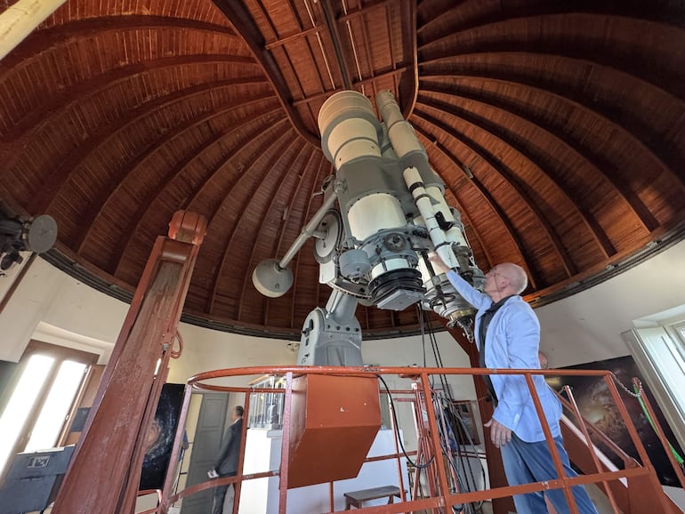 El ingeniero Claudio Costa en el interior del observatorio astronómico que los papas poseen desde hace casi un siglo en su residencia estival de Castel Gandolfo, a las afueras de Roma. Dos cúpulas de madera coronan el palacio veraniego de los papas en Castel Gandolfo, un pueblecito romano sobre un volcán extinto. En su interior, desde hace casi un siglo, unos antiguos telescopios apuntan al cielo, brindando una ventana al universo que "pronto" se abrirá también al público.