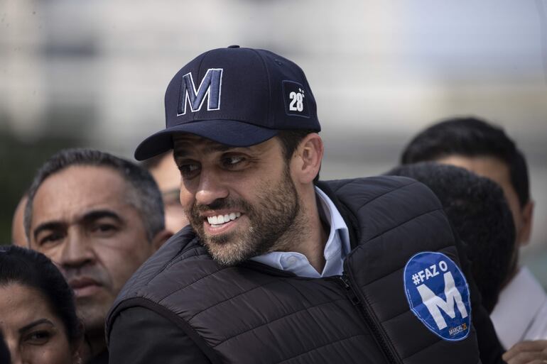 El candidato a la Alcaldía de Sao Paulo por el Partido de Renovación del Trabajo Brasileño (PRTB) Pablo Marçal, saluda a sus seguidores durante en un acto de campaña. El candidato de ultraderecha Pablo Marçal terminó con una costilla rota luego de que José Luiz Datena, uno de sus contrincantes por la alcaldía de la ciudad de São Paulo, la disputa más importante de Brasil, le rompiera una silla en la espalda durante un debate televisado en vivo.