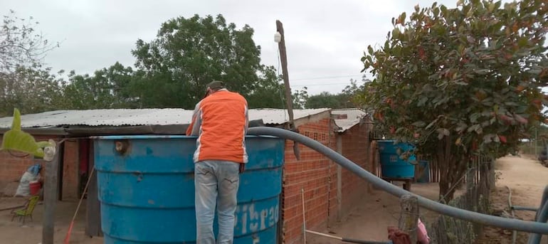 El acarreo de agua en camiones cisternas a pobladores del distrito de Fuerte Olimpo se da de forma permanente.