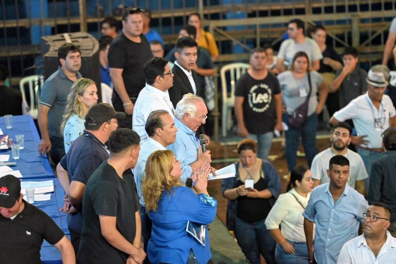 Presidida por Miguel Abdón Saguier, la Convención del PLRA votó por la separación de Efraín Alegre de la presidencia del Partido Liberal.