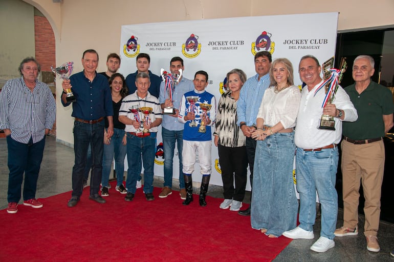 El San Blás ganó todas las “guineas” en la reunión del domingo, en el Jockey. Los ganadores reciben sus premios luego del triunfo de Fogonero, en el "2.000 Guineas" para machos.