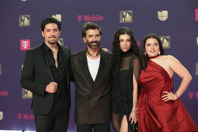 El cantante Alejandro Fernández, su hijo Álex (i), su hija Camila (d), y Karla Laveaga posan en la alfombra magenta de los Premios Lo Nuestro.