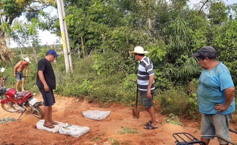 Pobladores cansados de salir a reparar con pala y cubrir con bolsas alpilleras los sectores intransitables, piden construcción de empedrado.