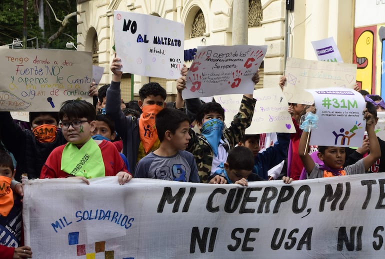 Niños y niñas munidos de carteles contra el abuso sexual infantil durante la protesta en las calles del microcentro asunceno.