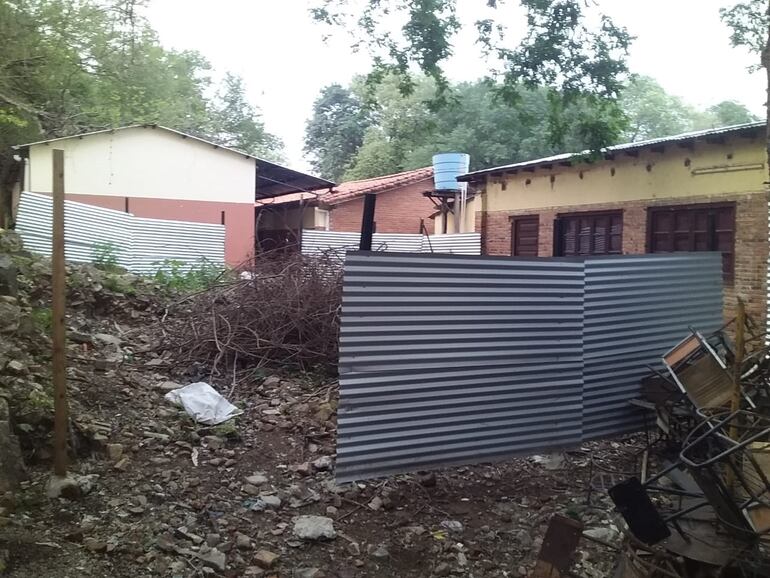 En este lugar de la escuela Ramón Bejarano se debe construir un aula desde agosto; los representantes de la empresa se llamaron a silencio.