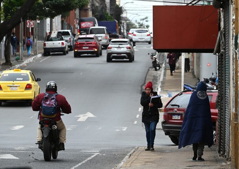 Bien protegidos del frío caminan los transeúntes.