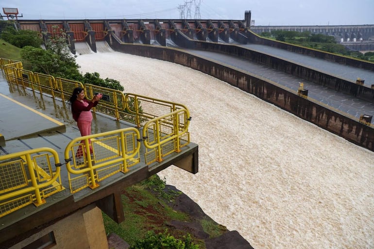 Las cuatro compuertas de la canaleta de la derecha del vertedero de Itaipú fueron abiertas de nuevo ayer debido a las últimas lluvias en la cuenca que alimenta al embalse de la hidroeléctrica.