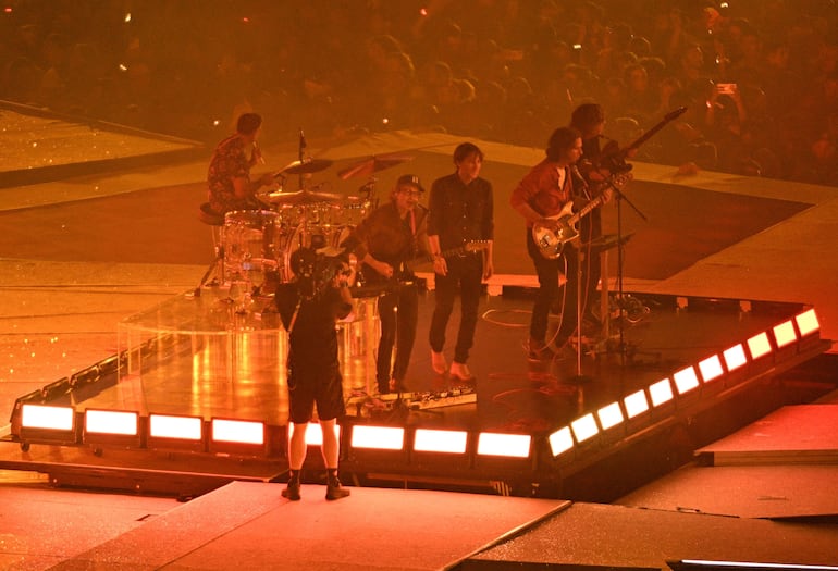 La banda francesa Phoenix actúa durante la ceremonia de clausura de los Juegos Olímpicos de París 2024 en el Estadio Stade de France de París, Francia, el 11 de agosto de 2024. 