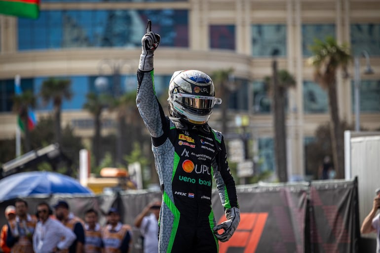 El paraguayo Joshua Duerksen festeja el triunfo en la carrera sprint de la Fórmula 2 en el Circuito Callejero de Bakú, en Bakú, Azerbaiyán.