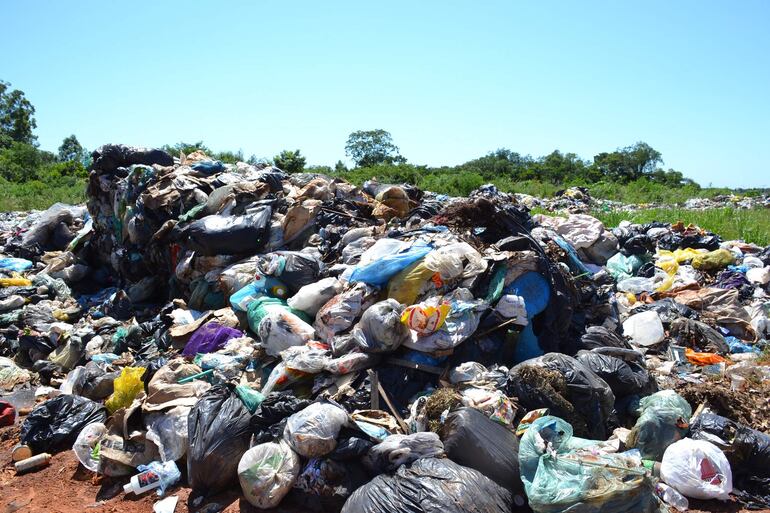 Montaña de basuras se puede observar en el vertedero municipal que se debe clausurar gradualmente.