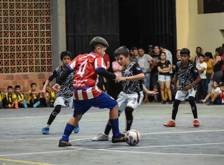 Los niños de los diferentes clubes de Fuerte Olimpo en el inicio del torneo de Futbol de Salón.