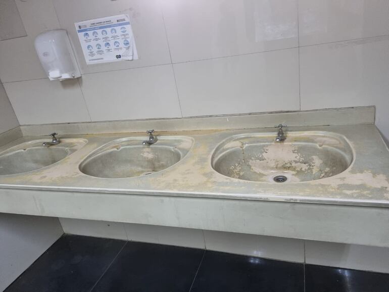 Sanitarios de la Junta Municipal de Asunción permanecieron sin agua ni limpieza durante dos días, denuncian funcionarios. Los cortes no son un hecho aislado.