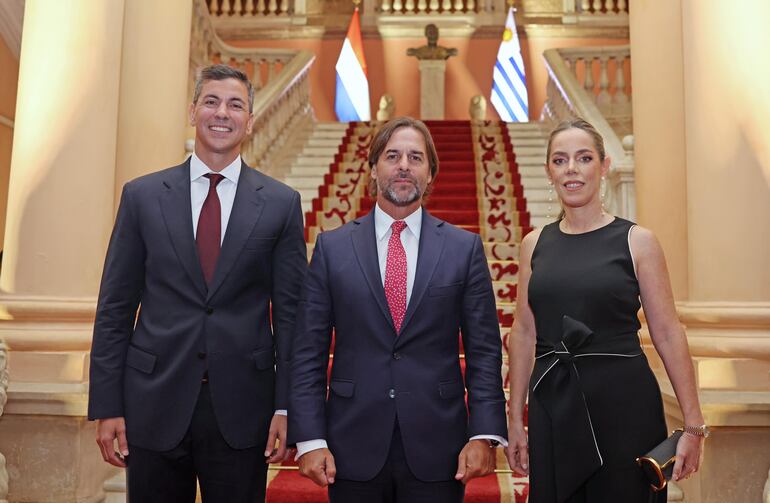 El presidente uruguayo Luis Lacalle Pou (c), junto a Santiago Peña y Leticia Ocampos.