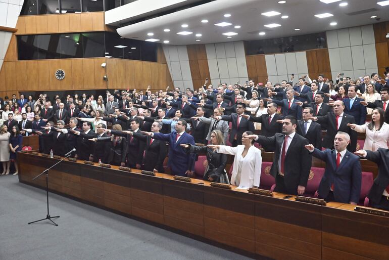 Juramento de los 80 diputados para el nuevo periodo parlamentario.