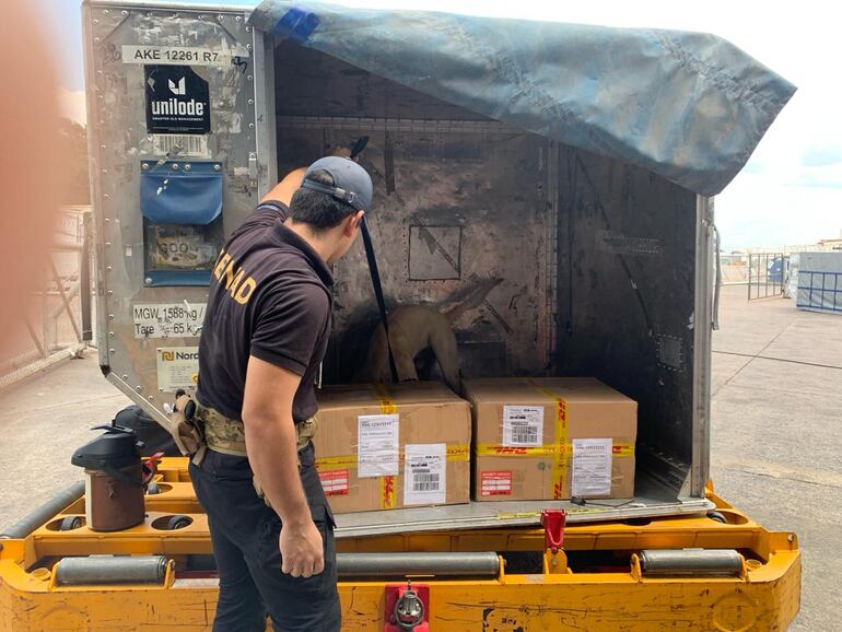 Las cajas que fueron descargadas por el aguatero y luego retenidas en control de cargas. En cuyo interior se encontraron paquetes con cocaína.