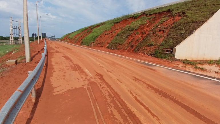 Deslizamiento de la elevación de la Ruta Py 02 en Coronel Oviedo.