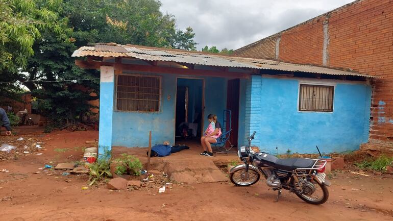 Uno de los sospechosos es reducido y esposado en su vivienda, donde fue sorprendido en compañía de sus familiares.