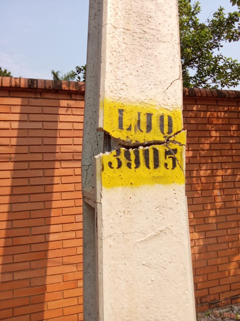 Poste de luz dañado tras el temporal en el barrio Bella Vista de Luque. 