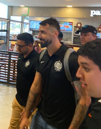 Lucas Pratto, nuevo delantero de Olimpia, en su arribo al Aeropuerto Internacional Silvio Pettirossi.