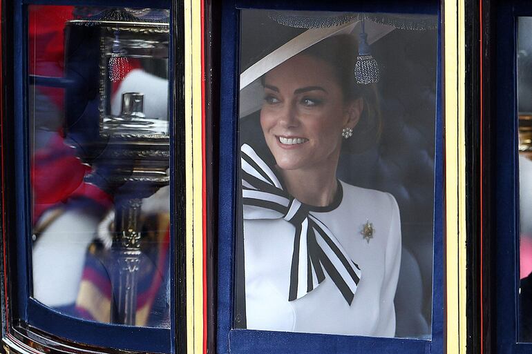 Kate Middleton, princesa de Gales, sonríe desde la carroza en la que asistirá al desfile.