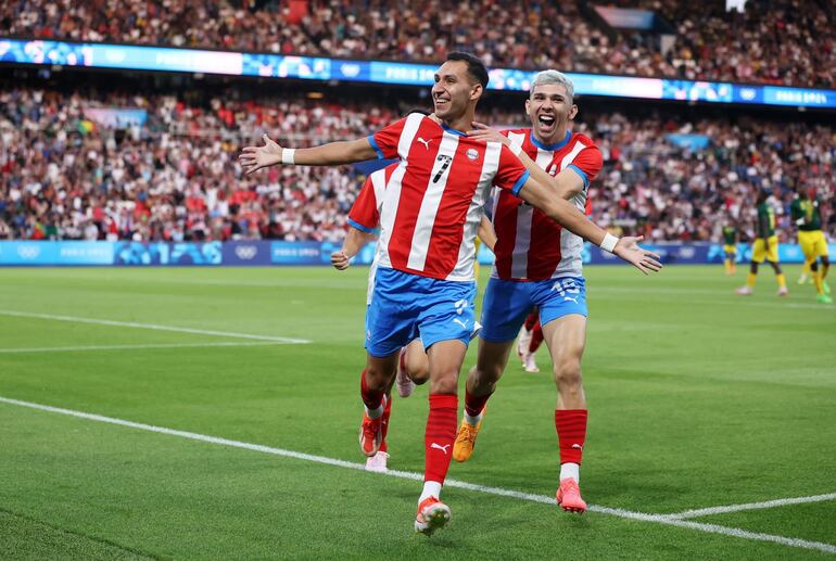 Marcelo Fernández (7), jugador de la selección de Paraguay, festeja un gol en el partido frente a Malí por la tercera fecha del Grupo D de los Juegos Olímpicos París 2024, en el estadio Parque de los Príncipes, en París, Francia.