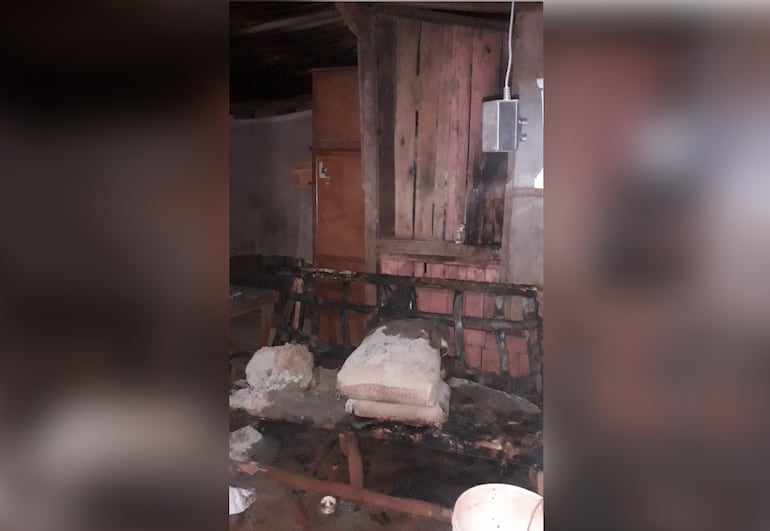 El sofá de la casa quedó prácticamente hecha cenizas tras el incendio intencional.