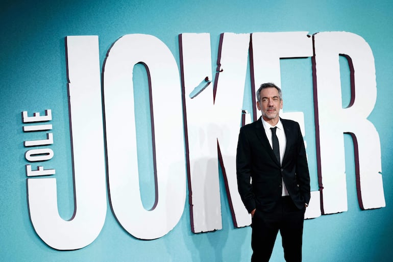 El director de cine estadounidense Todd Phillips posa sobre la alfombra roja a su llegada para asistir al estreno británico de 'Joker: Folie À Deux', en el centro de Londres. (BENJAMIN CREMEL / AFP)