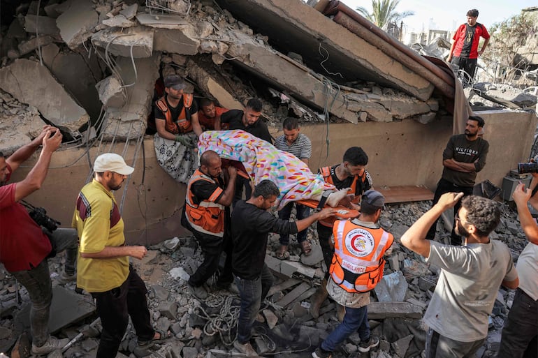 Rescatistas sacan un cuerpo de entre los escombros de un edificio destruido, el miércoles en Jan Yunis, en el sur de la Franja de Gaza.