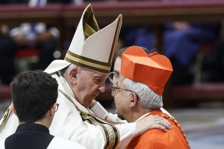 Fotografía de archivo: el papa Francisco junto al cardenal paraguayo Adalberto Martínez, hace exactamente un año.