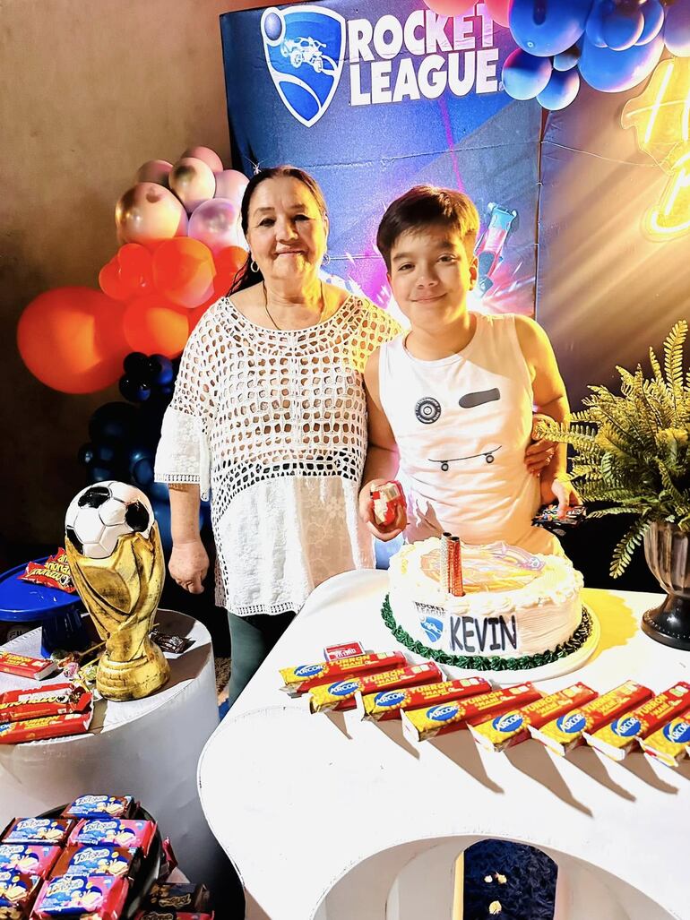 Kevin posando feliz con su abuela Ñeca, madre de Gloria Vera.  (Facebook/Gloria Vera)