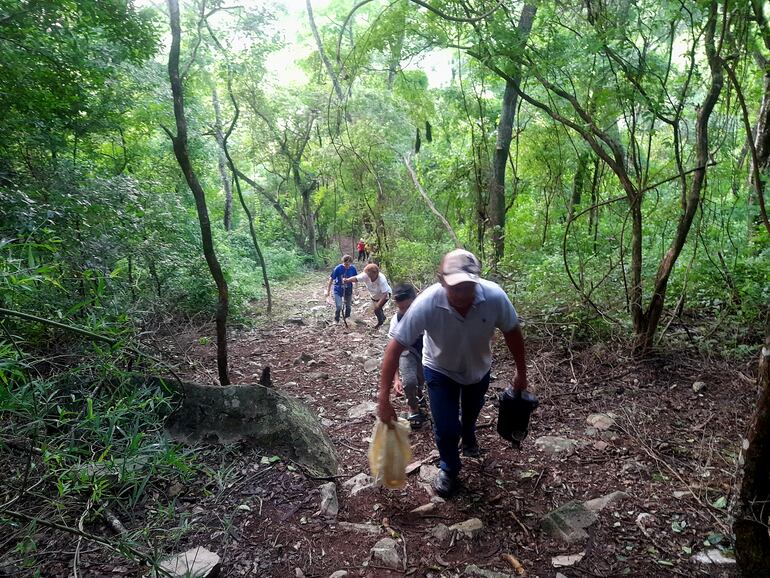 Munidos de mucha resistencia física y fe, los peregrinos escalaron hoy el cerro para llegar junto a la Virgen de Caacupé.