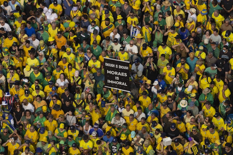 AME6924. SAO PAULO (BRASIL), 07/09/2024.- Fotografía aérea de simpatizantes del expresidente brasileño Jair Bolsonaro durante una movilización este sábado en la avenida Paulista de Sao Paulo (Brasil). Seguidores de Bolsonaro se concentraron en el corazón de São Paulo para exigir la destitución del juez de la Corte Suprema que suspendió la red social X por los continuos desacatos de Elon Musk. EFE/ Isaac Fontana
