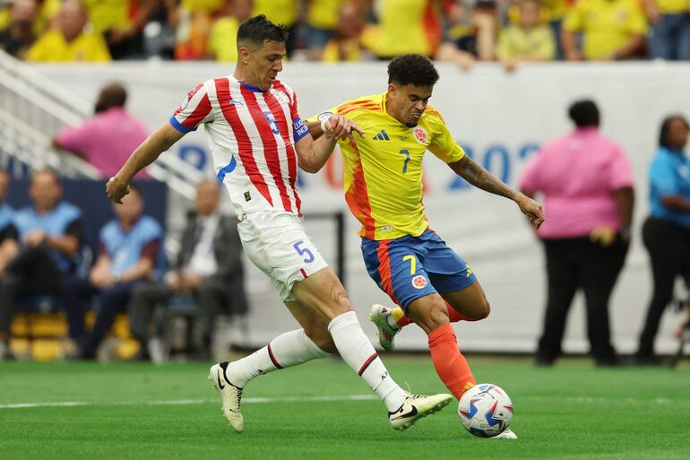 Luis Díaz, jugador de Colombia, disputa el balón con Fabián Balbuena, futbolista de la selección paraguaya, en un partido de la Copa América 2024 en el NRG Stadium, en Houston, Texas. 