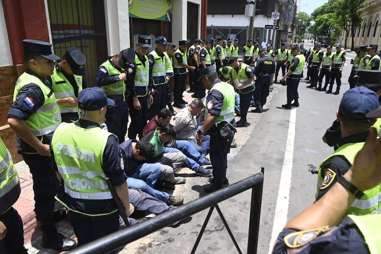 Detenidos en las afueras del Congreso en manifestaciones contra la aprobación de la ley que crea la Superintendencia de Jubilaciones.