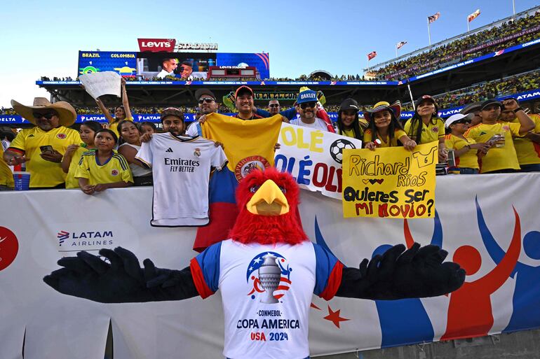 Los hinchas de Colombia en la previa del partido contra Brasil por la tercera fecha de la Copa América 2024 en el Levi's Stadium, en Santa Clara, California.